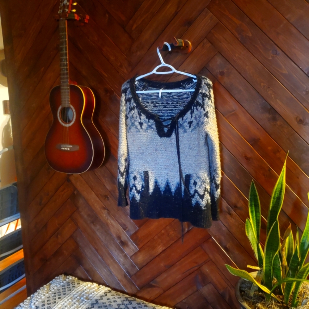Free people knitted sweater. Nordic design with front pocket and bodice tie.